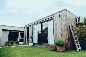 Een kantoor in de tuin is een kantoorcontainer
