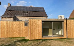Oma woont in onze tuin in een container als zorgwoning