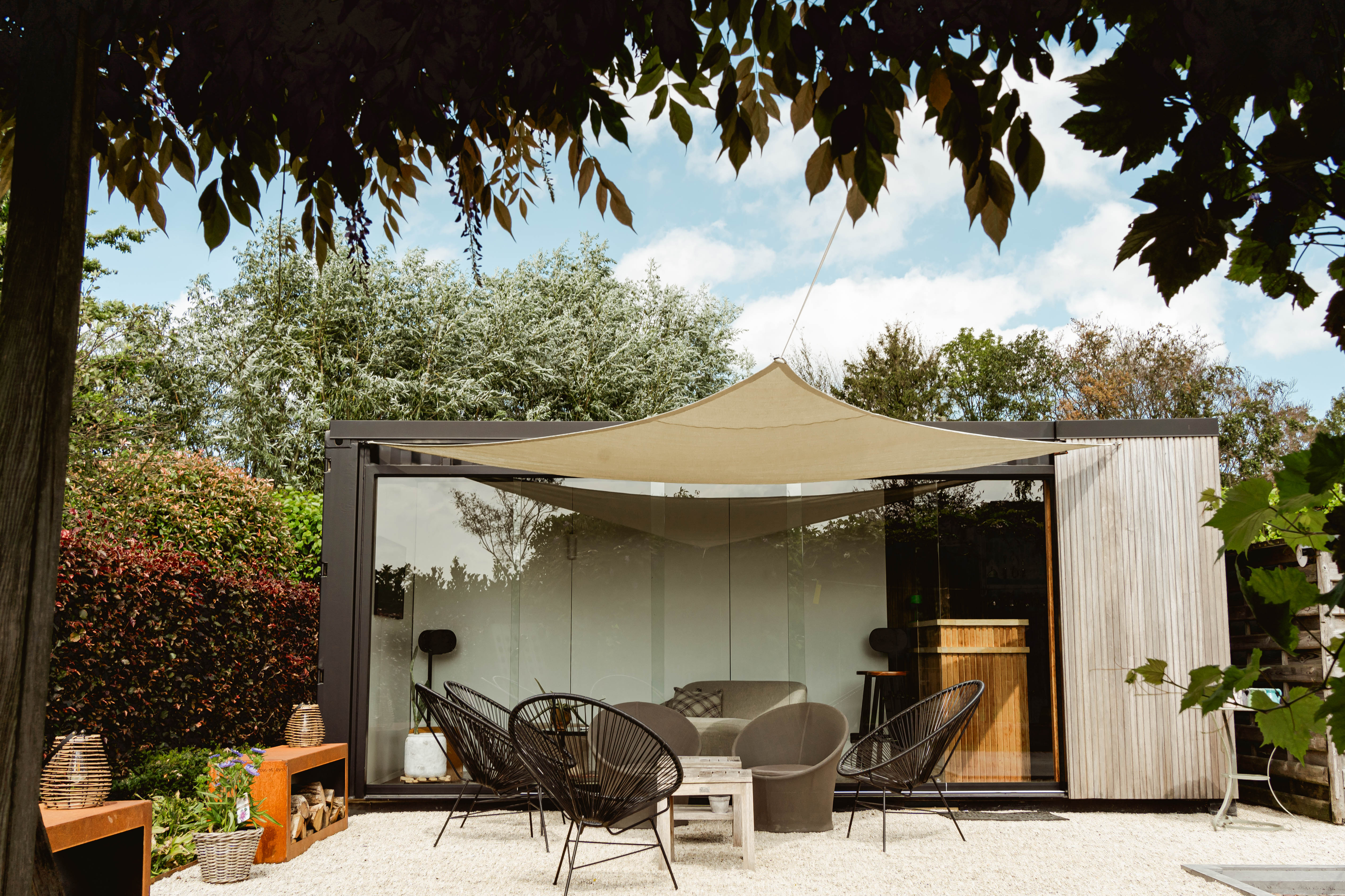 Liv-art - Lounge met houten bar